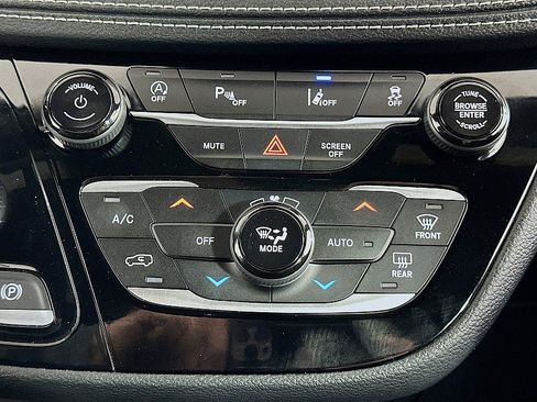 Used 2021 Chrysler Pacifica Touring-L w/ Uconnect Theater Family Group AWD/4WD image 16