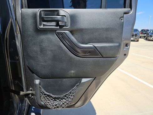 Used 2017 Jeep Wrangler Unlimited Sahara image 25