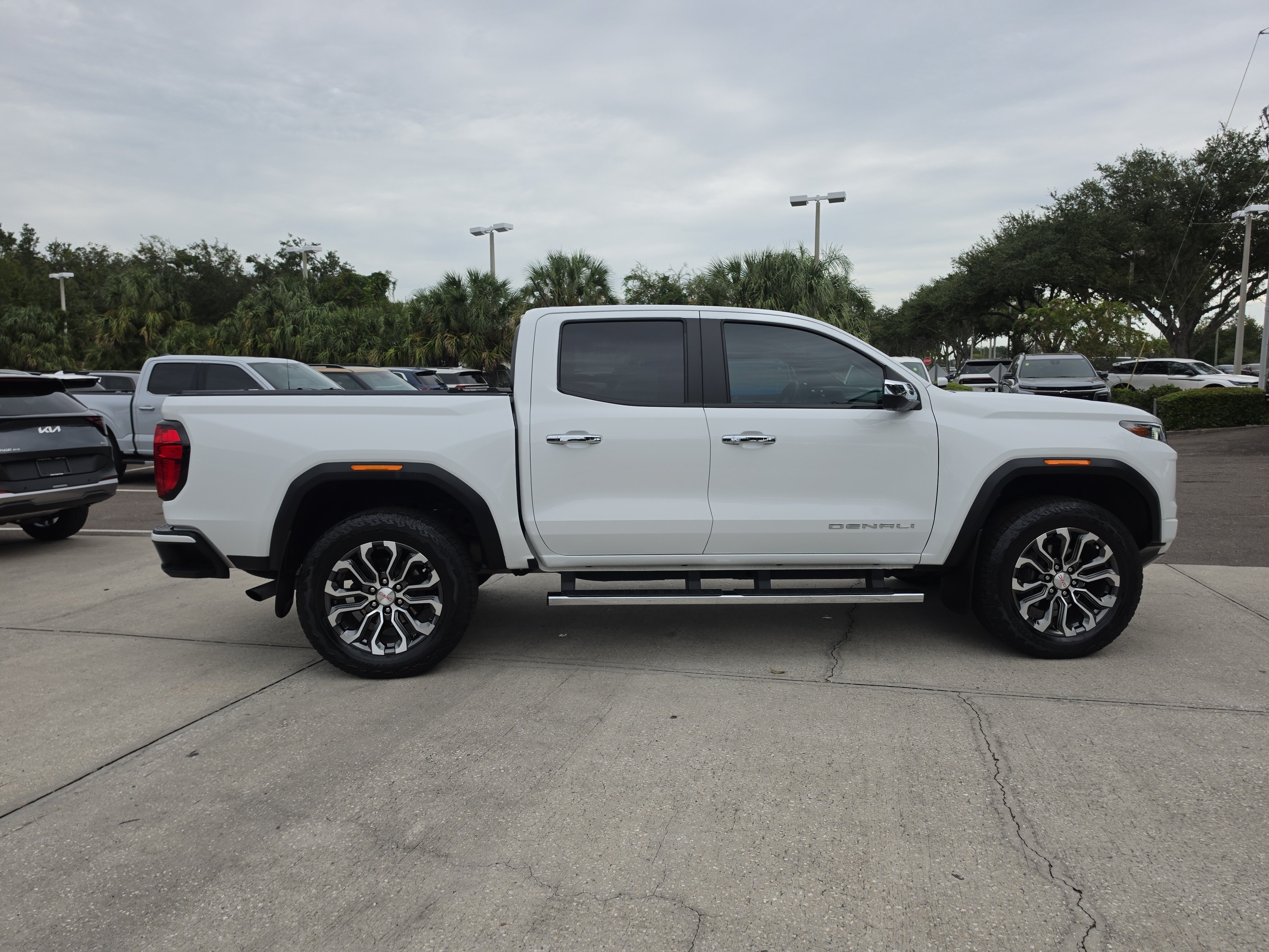 Used 2024 GMC Canyon Denali AWD/4WD image 9