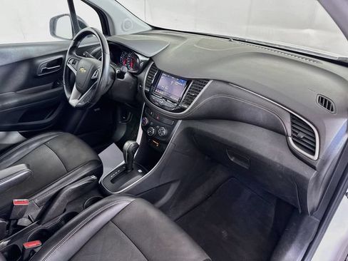 Used 2020 Chevrolet Trax LT w/ Sun & Sound Package FWD image 32