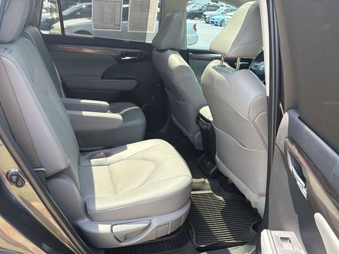 Used 2022 Toyota Highlander Platinum AWD/4WD image 13