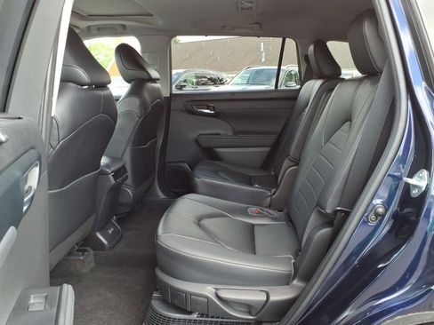 Used 2023 Toyota Highlander XLE AWD/4WD image 25