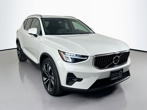Certified 2023 Volvo XC40 B5 Plus w/ Climate Package image 3
