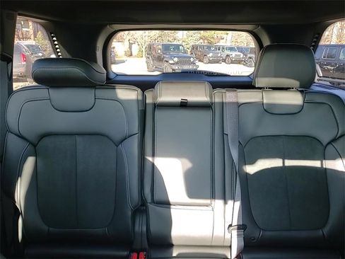 New 2025 Jeep Grand Cherokee Altitude image 21