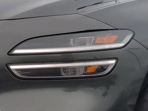 Certified 2025 Genesis G70 2.5T RWD image 9