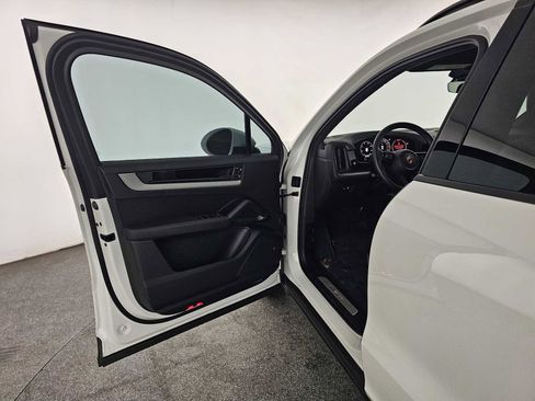 Used 2025 Porsche Cayenne image 19