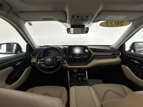 Used 2021 Toyota Highlander XLE AWD/4WD image 26