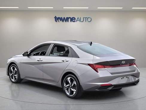 Used 2023 Hyundai Elantra SEL w/ Convenience Package FWD image 3