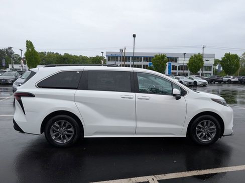 Used 2024 Toyota Sienna LE w/ LE Plus Package AWD/4WD image 9