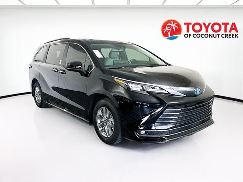 Used 2025 Toyota Sienna XLE FWD image 1