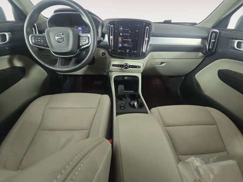 Used 2022 Volvo XC40 T5 Momentum image 10
