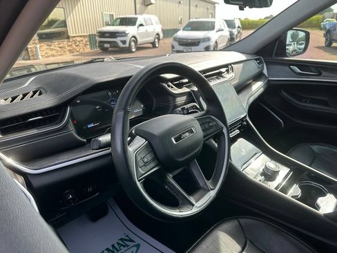 Used 2022 Jeep Grand Cherokee L Limited w/ Luxury Tech Group II AWD/4WD image 2