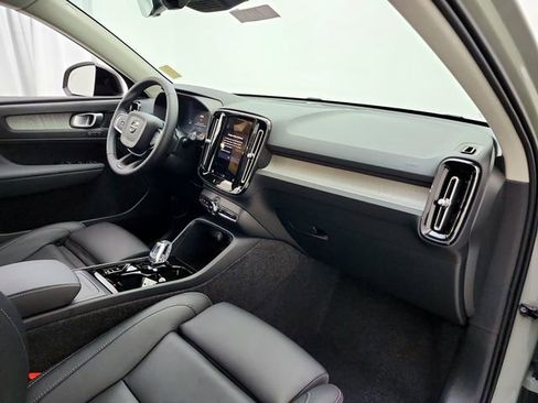 Certified 2025 Volvo XC40 B5 Plus AWD/4WD image 17