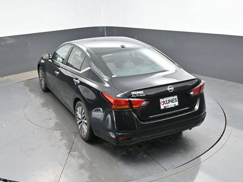 Used 2025 Nissan Altima 2.5 SV FWD image 44