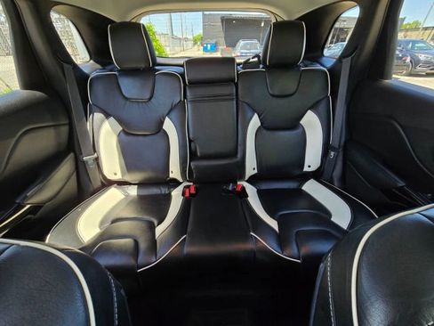 Used 2019 Jeep Cherokee Latitude Plus AWD/4WD image 18