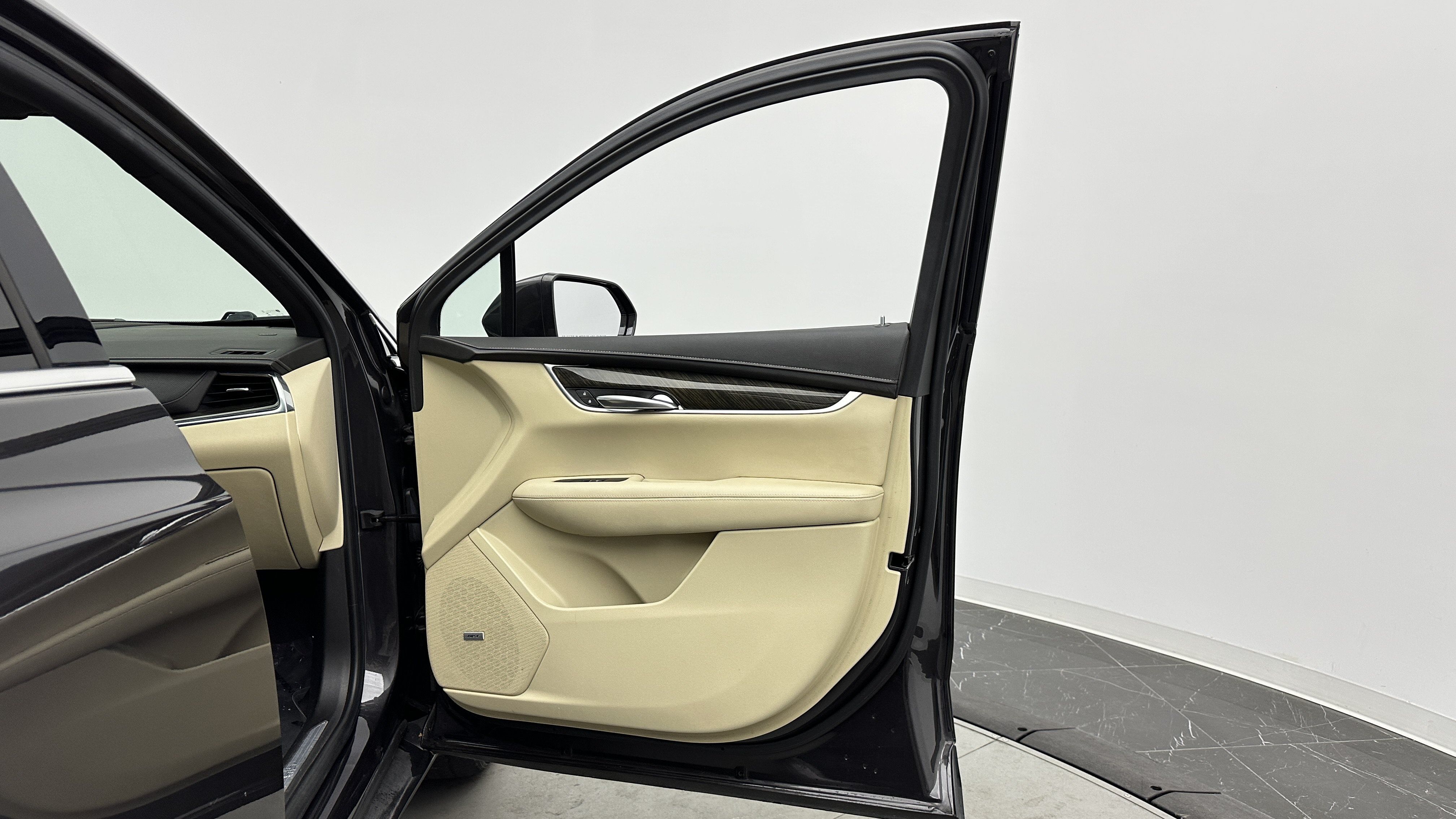 Used 2018 Cadillac XT5 FWD w/ LPO, Wheel Lock Package image 36