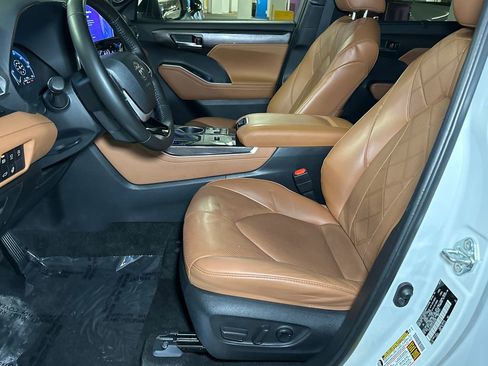 Used 2023 Toyota Highlander Platinum image 19