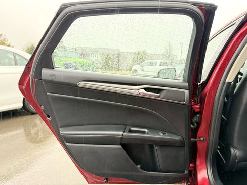 Used 2018 Ford Fusion SE image 16