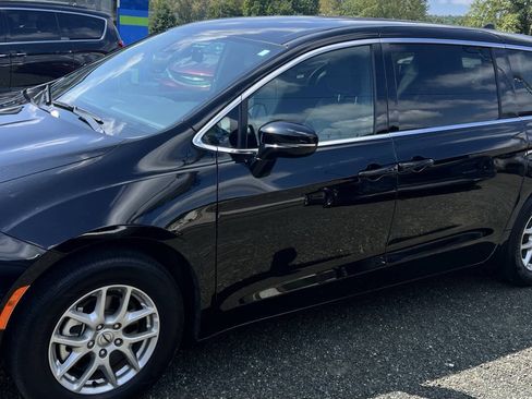Used 2025 Chrysler Pacifica Select FWD image 12