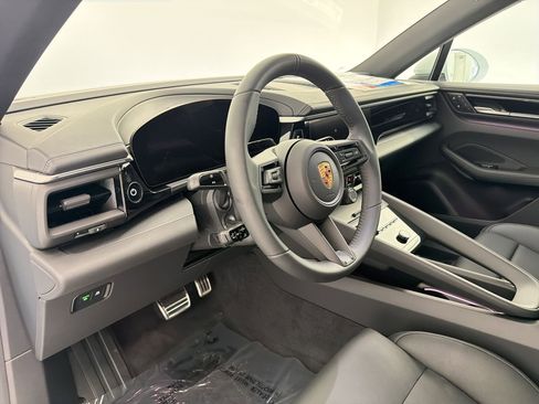 New 2026 Porsche Macan 4 Electric image 4