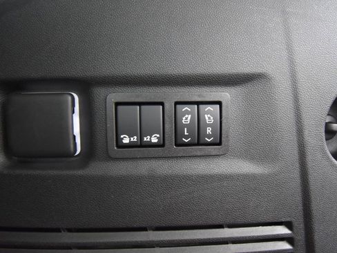 Used 2024 GMC Yukon XL SLT image 49