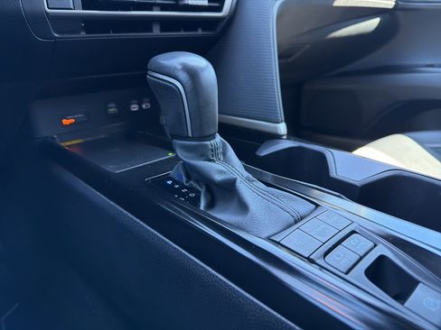 Used 2025 Toyota Camry SE w/ Convenience Package image 15