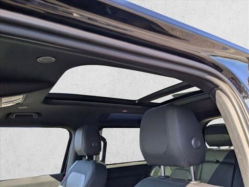 Used 2023 Land Rover Defender 90 X-Dynamic SE image 16