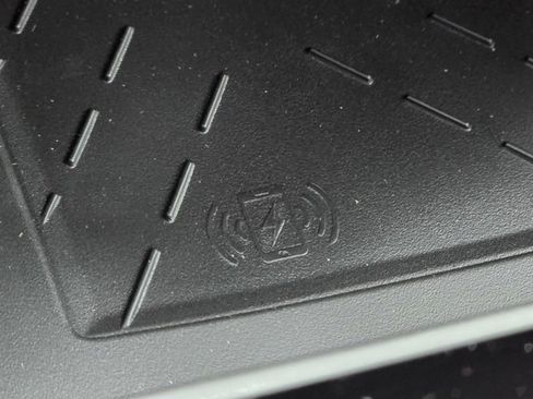 Used 2025 Chrysler Pacifica Premium image 11