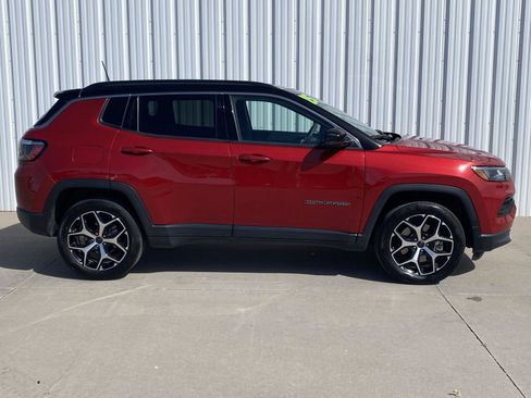 Used 2025 Jeep Compass Limited AWD/4WD image 4