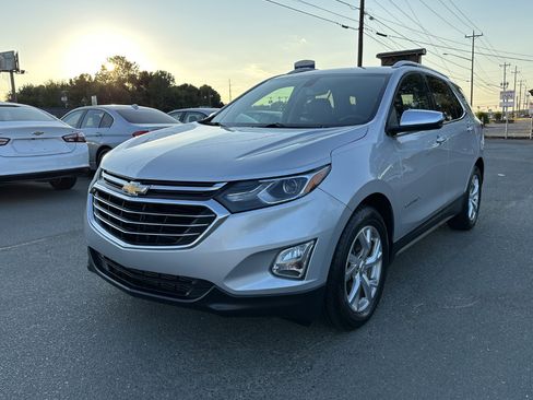 Used 2018 Chevrolet Equinox Premier image 3