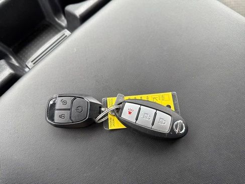 Used 2019 Nissan Titan S image 30