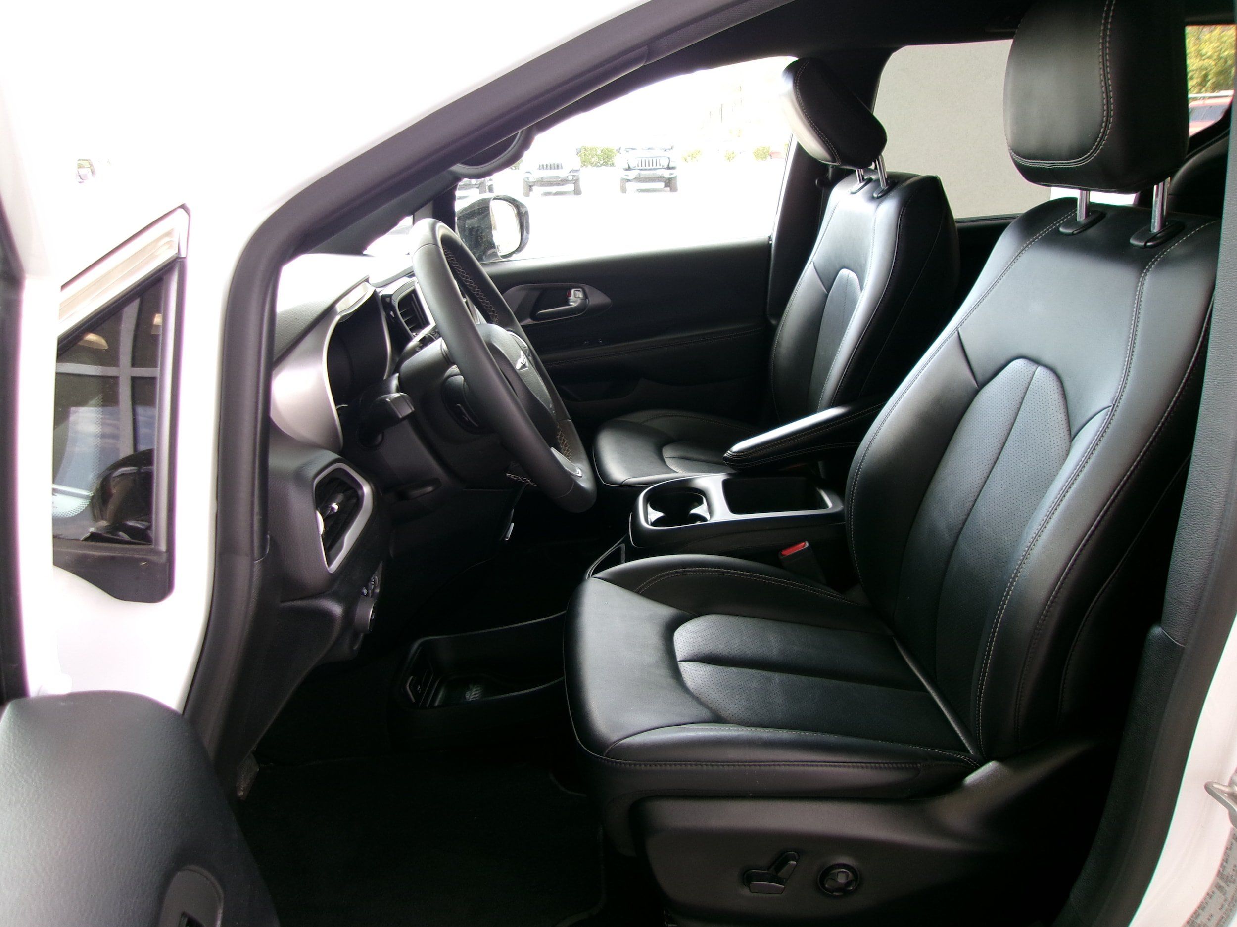 Used 2025 Chrysler Pacifica Select FWD image 13