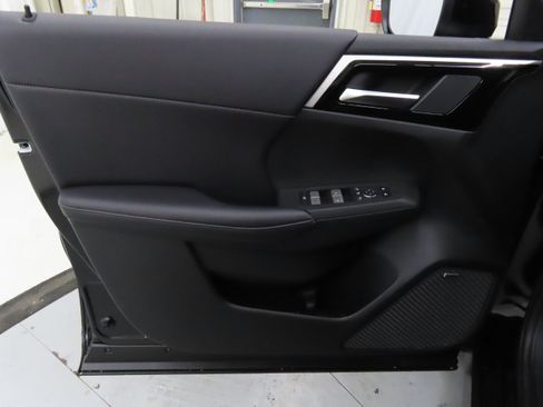 New 2025 Mitsubishi Outlander SE image 9