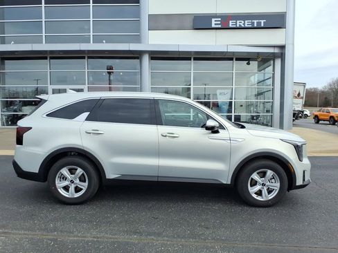 Used 2026 Kia Sorento LX FWD image 2