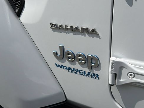 Used 2022 Jeep Wrangler Unlimited Sahara w/ Safety Group AWD/4WD image 19