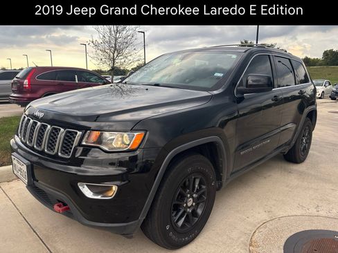 Used 2019 Jeep Grand Cherokee Laredo RWD image 1