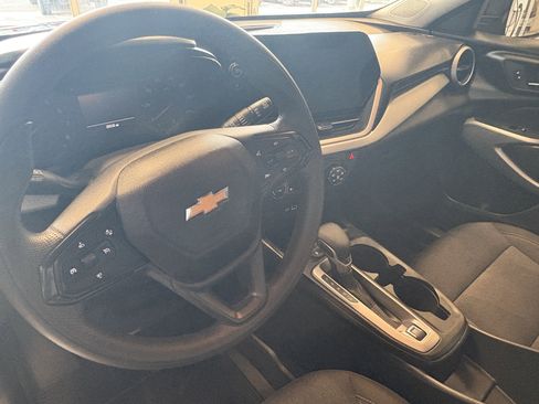 Used 2025 Chevrolet Trax LS w/ LS Convenience Package image 5