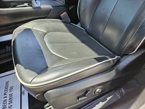Used 2025 Chrysler Pacifica Limited FWD image 8