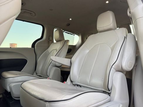 Used 2017 Chrysler Pacifica Platinum image 16