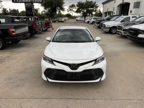 Used 2018 Toyota Camry FWD image 39