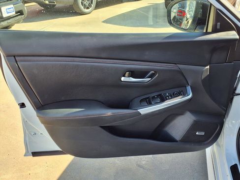 Used 2025 Nissan Sentra SR w/ SR Premium Package image 16