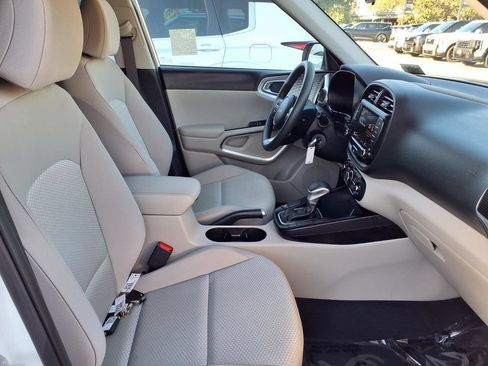 Certified 2025 Kia Soul LX w/ LX Technology Package FWD image 7