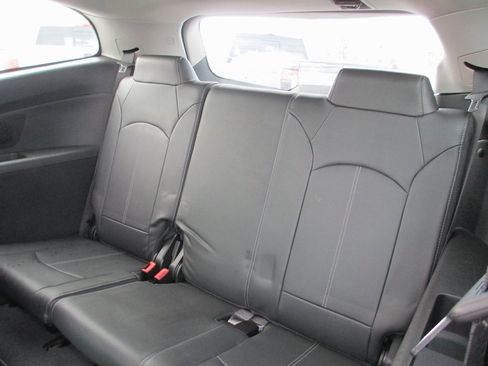 Used 2017 Chevrolet Traverse LT image 17