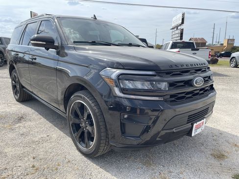 Used 2023 Ford Expedition Limited RWD image 2
