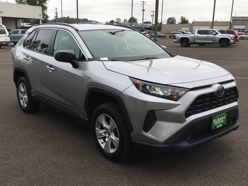 Used 2021 Toyota RAV4 LE AWD/4WD image 10