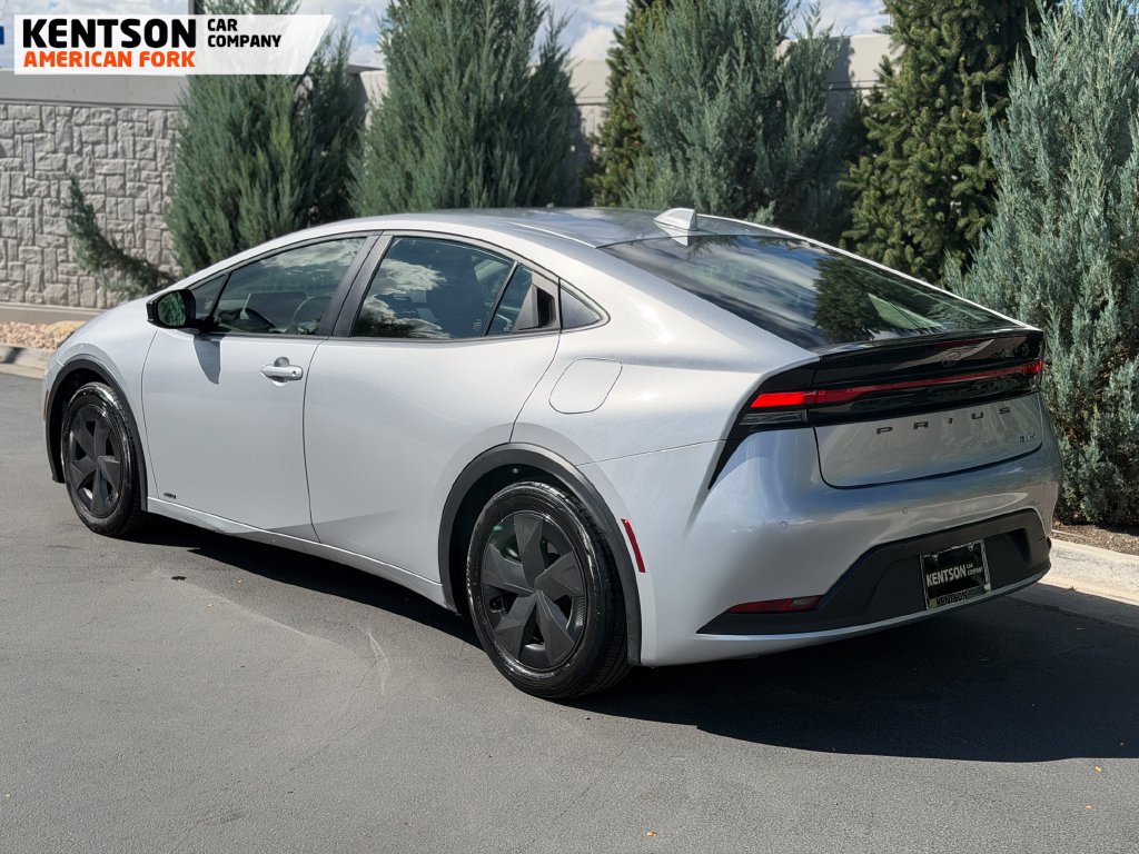 Used 2025 Toyota Prius LE AWD/4WD image 5