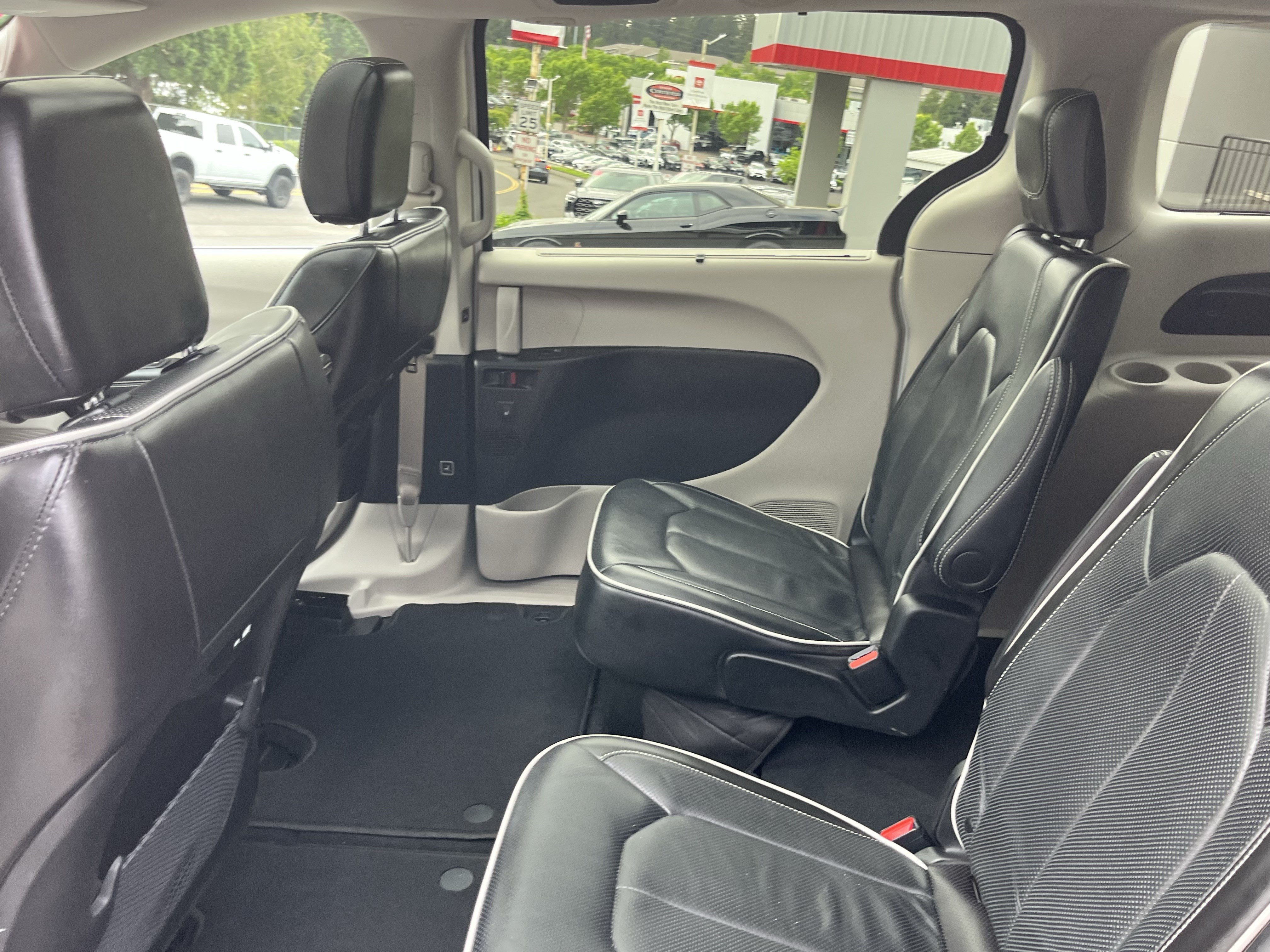 Used 2024 Chrysler Pacifica Limited FWD image 14
