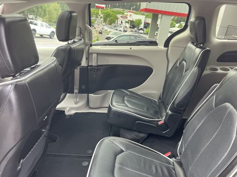 Used 2024 Chrysler Pacifica Limited FWD image 14