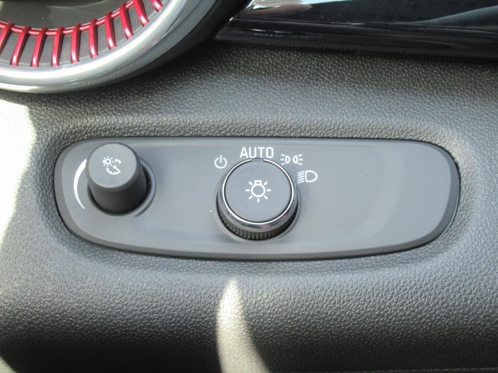 Used 2024 Chevrolet Trax RS w/ Sunroof Package FWD image 24
