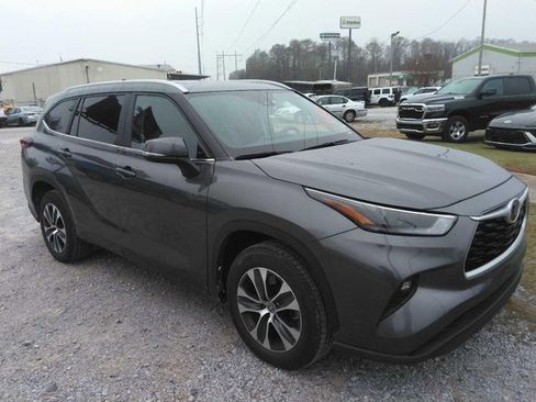 Used 2024 Toyota Highlander XLE image 4